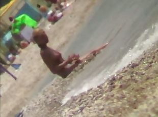 Туристка купается в море голышом - порно фото