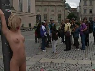 Frauen nackt gefangen