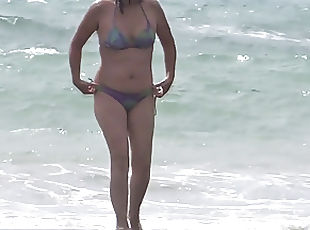 Жена на пляже писает в воду фото фото